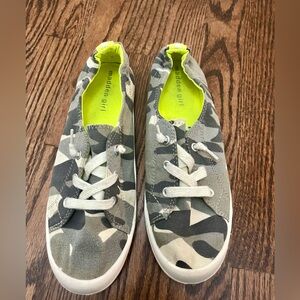 Madden Girl Barby Camo Canvas Sneakers Size 9